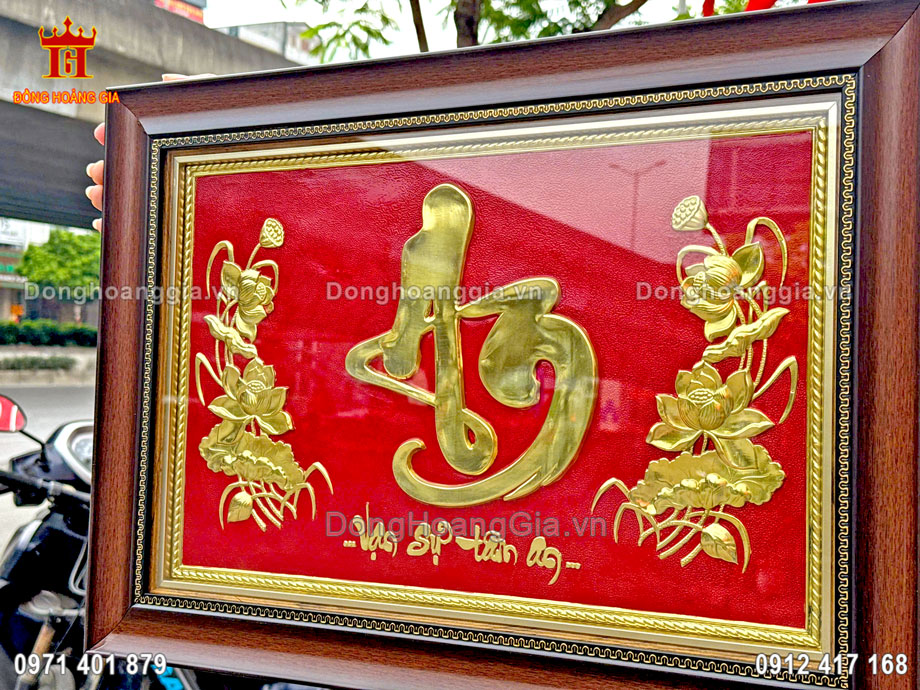 Tranh chữ an thư pháp mạ vàng thích hợp bày trí tại phòng khách